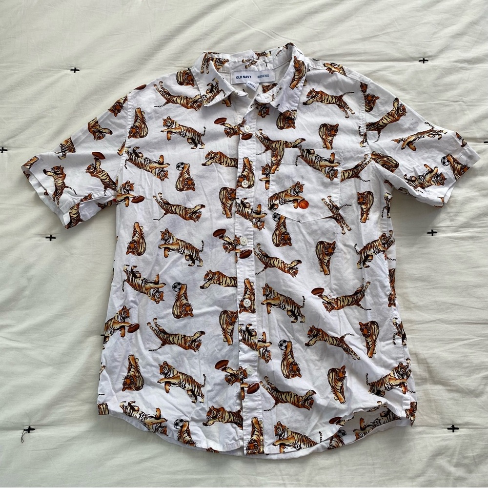 Old Navy Boys Bengal Tiger playing basketball Shirt XL 14-16 built in Flex